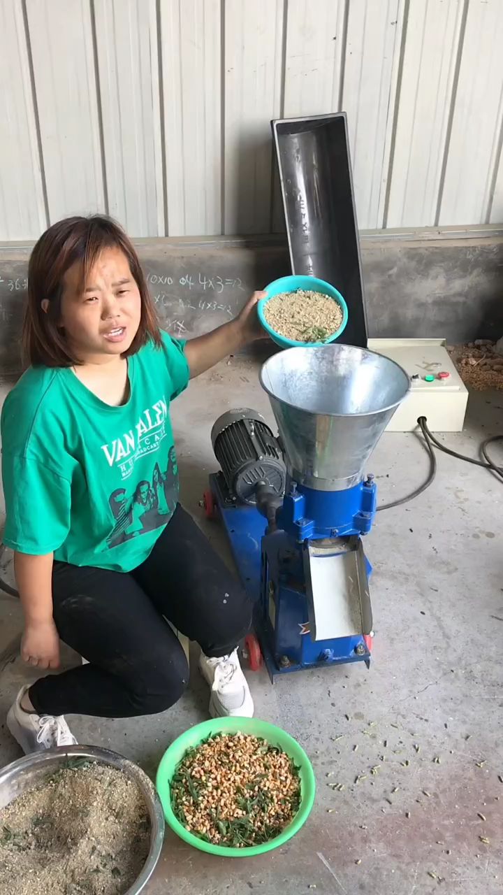 玉米草粉加工饲料,时产量200公斤,一小时4.5度电家用型饲料颗粒机