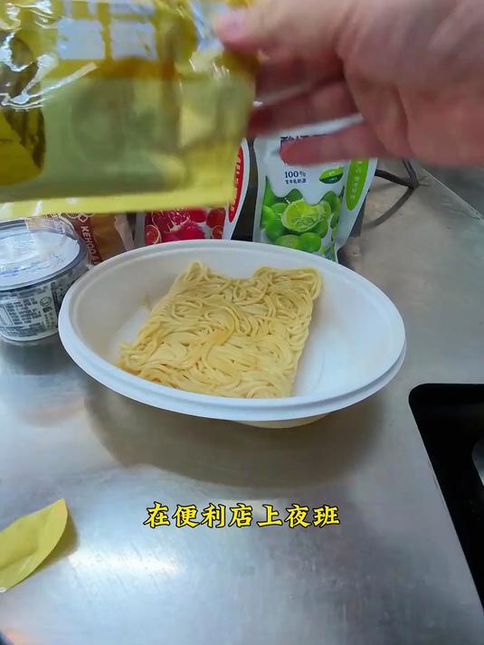 便利店畅吃废弃食物,今天是黑椒意大利面加烤肉拌饭