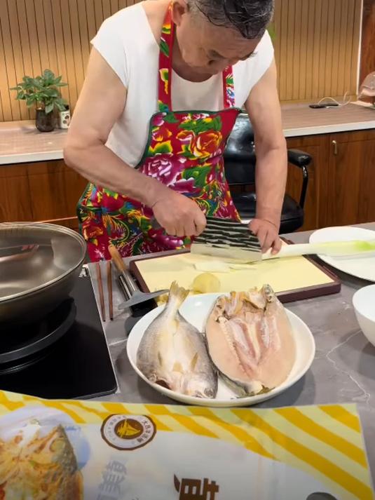 三大爷杨伦晒厨艺——红烧大黄鱼，味道比“海河战神”做得更香