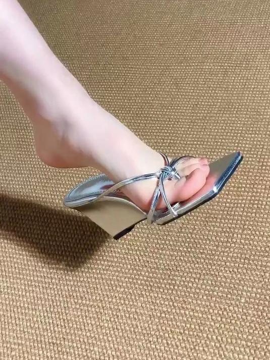 清冷银色坡跟凉鞋~