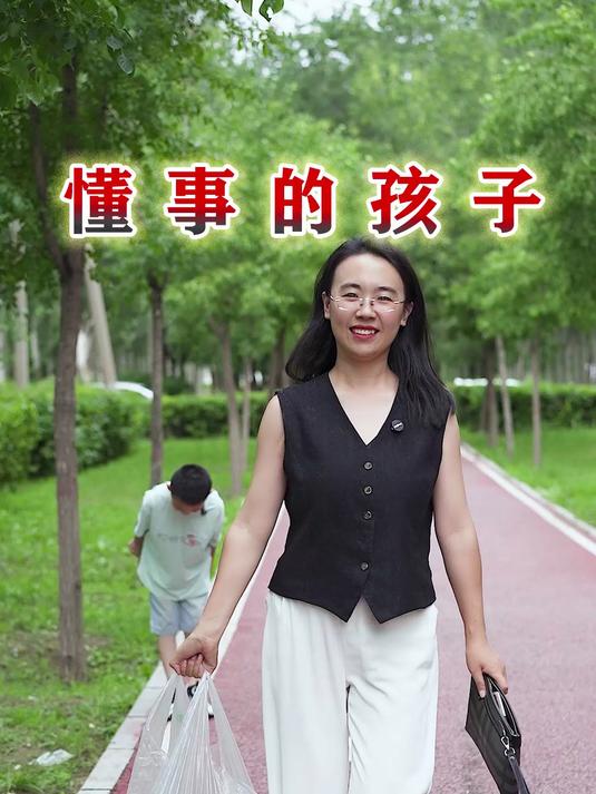 懂事的孩子让人很心疼,将近40度的高温在路边卖蔬菜