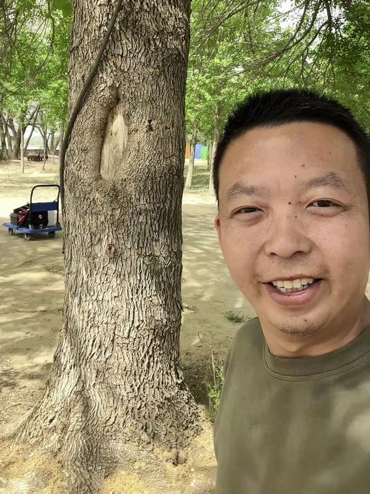 在树洞里画两只开心鸭！