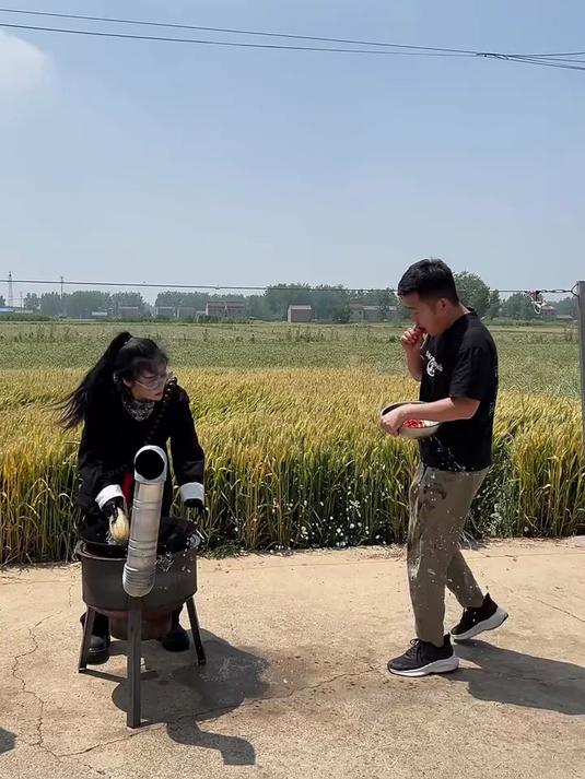 碰到个不识趣的人 竟跟我抢小龙虾 看我不拿香味拿捏你