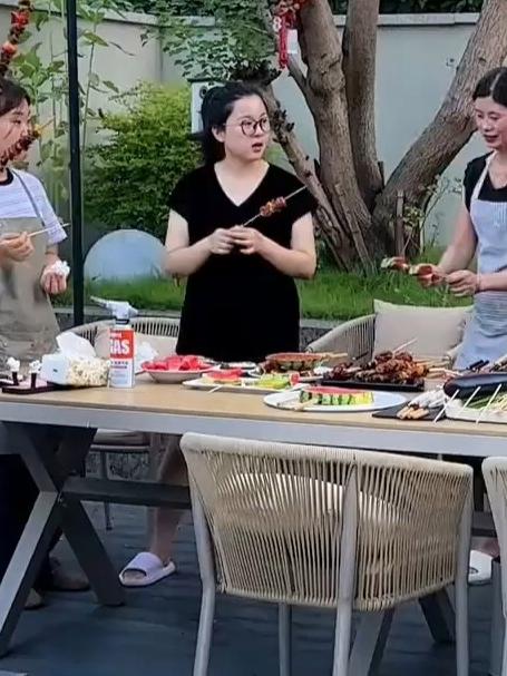 保姆刘阿姨在家给我们做了夜宵烧烤，还做了一米长的羊肉串