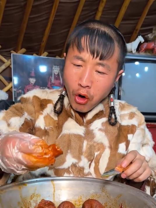 好吃不过贴骨肉 今天给弟弟和小姨子做个羊蝎子火锅吃