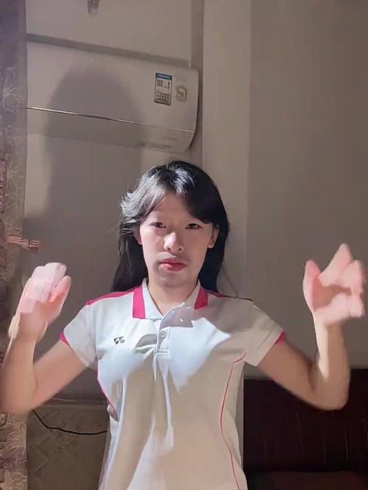 打羽毛球的女孩子是香香软软的小蛋糕