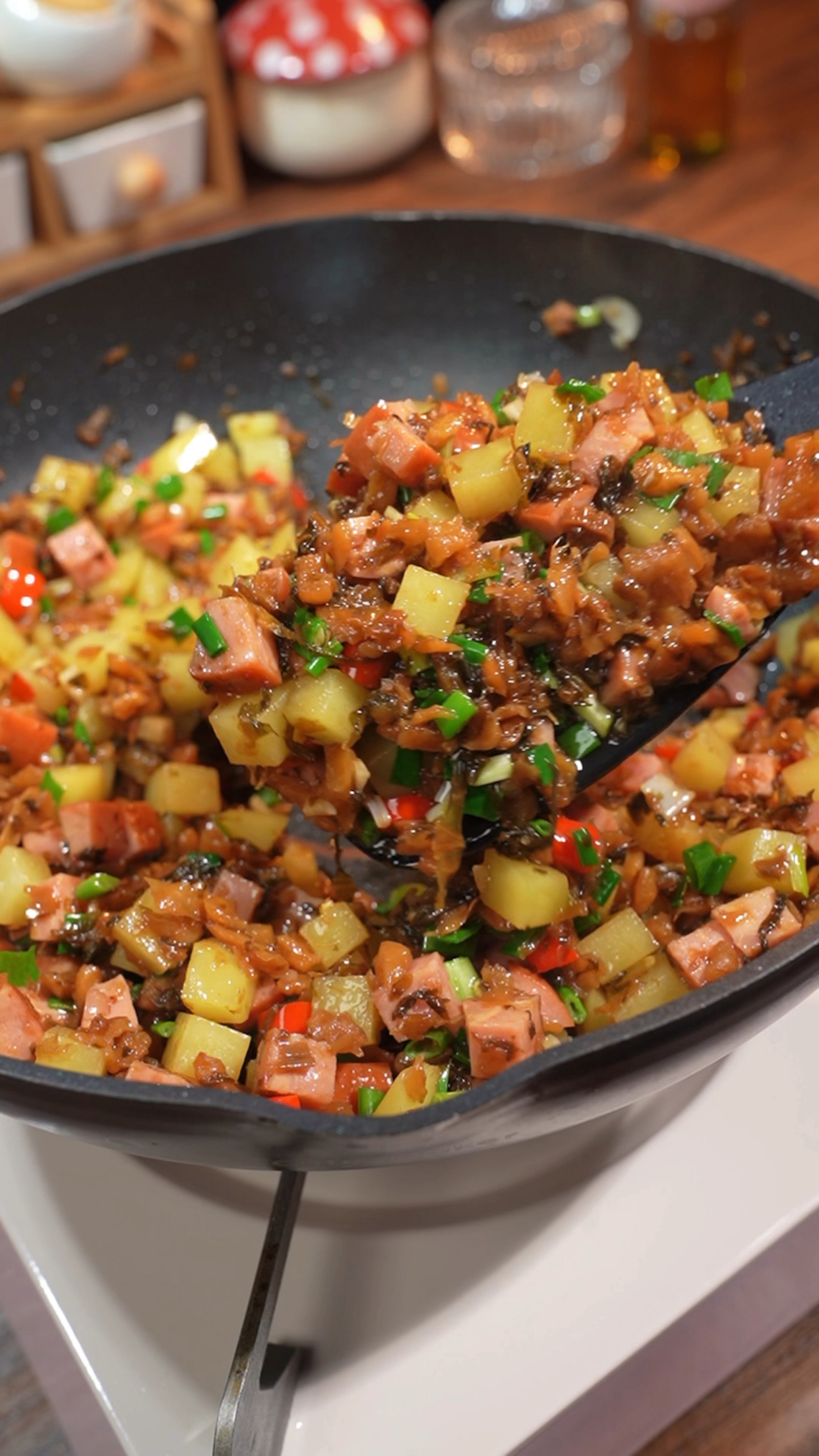 土豆别总是炒土豆丝了,试试我这样做,土豆和外婆菜一起炒,2碗米饭都不够吃