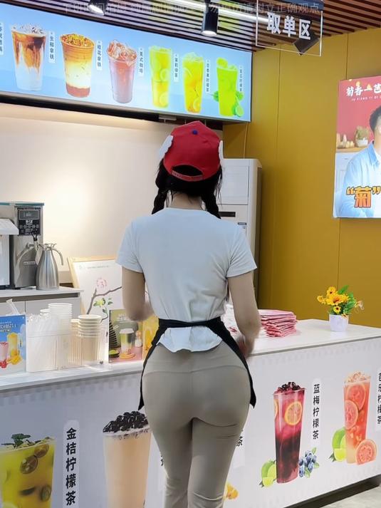 来买奶茶顺便看跳舞#浅跳一下##舞蹈##跳舞#