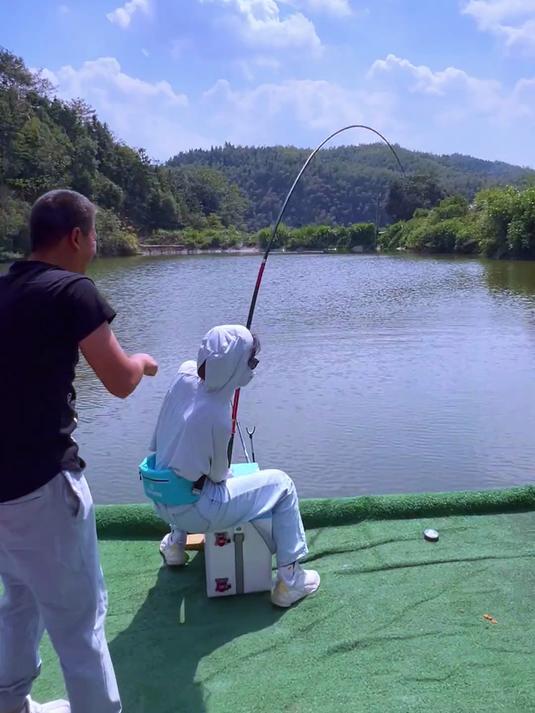 美女粉丝中计,鱼杆秒变三节棍!