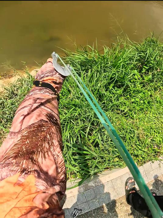 新型捕鱼神器，用弹弓打中水底下鱼就能到手