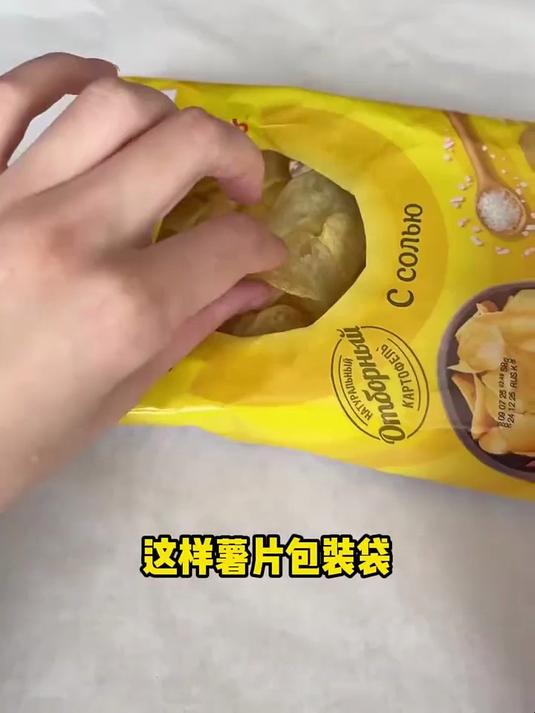 这个女孩有一个吃薯片的技巧