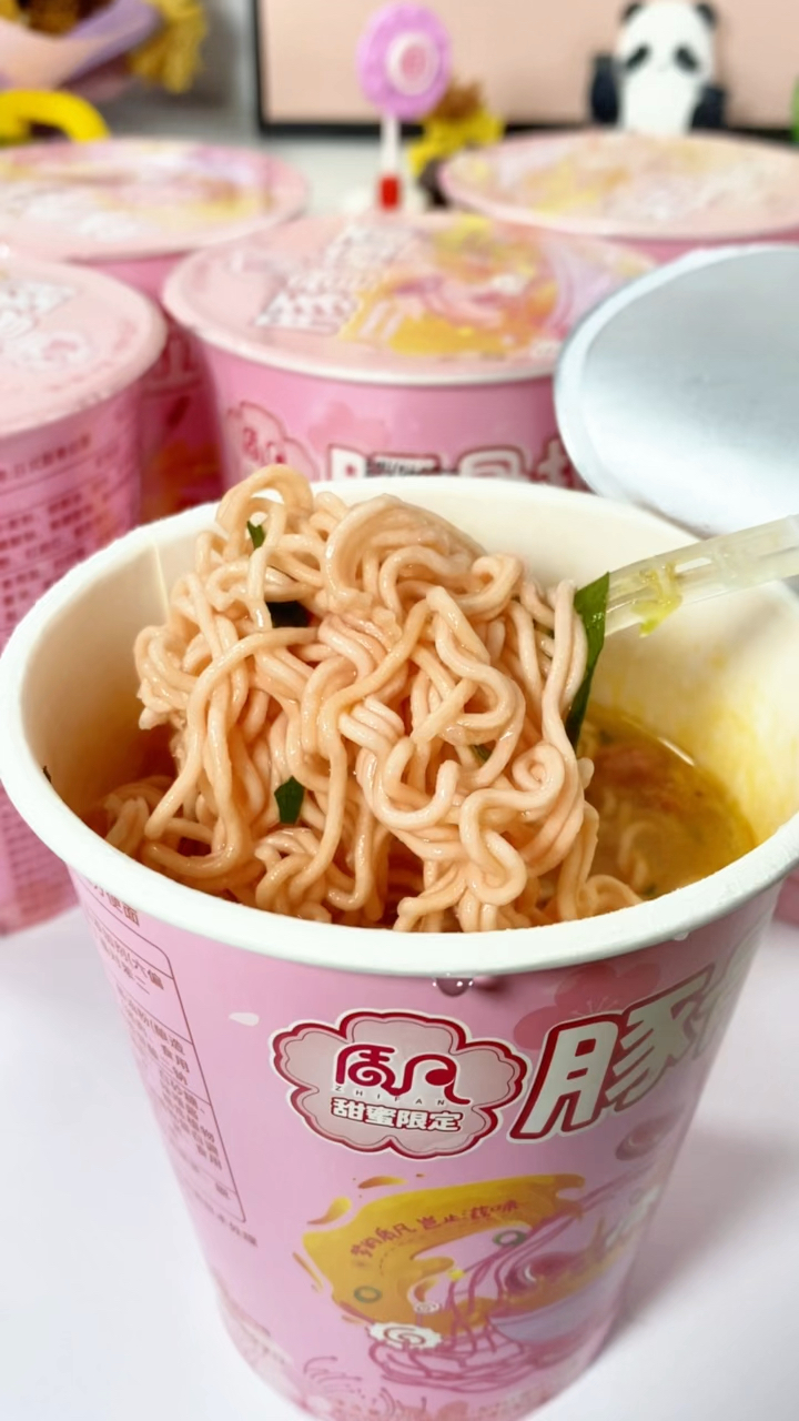 分享一个很绝的,粉红色的豚骨拉面#这泡面可一点也不简单 #速食