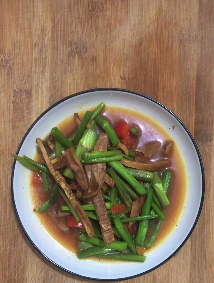 水芹菜怎么做才好吃，分享一道水芹菜炒墨鱼干