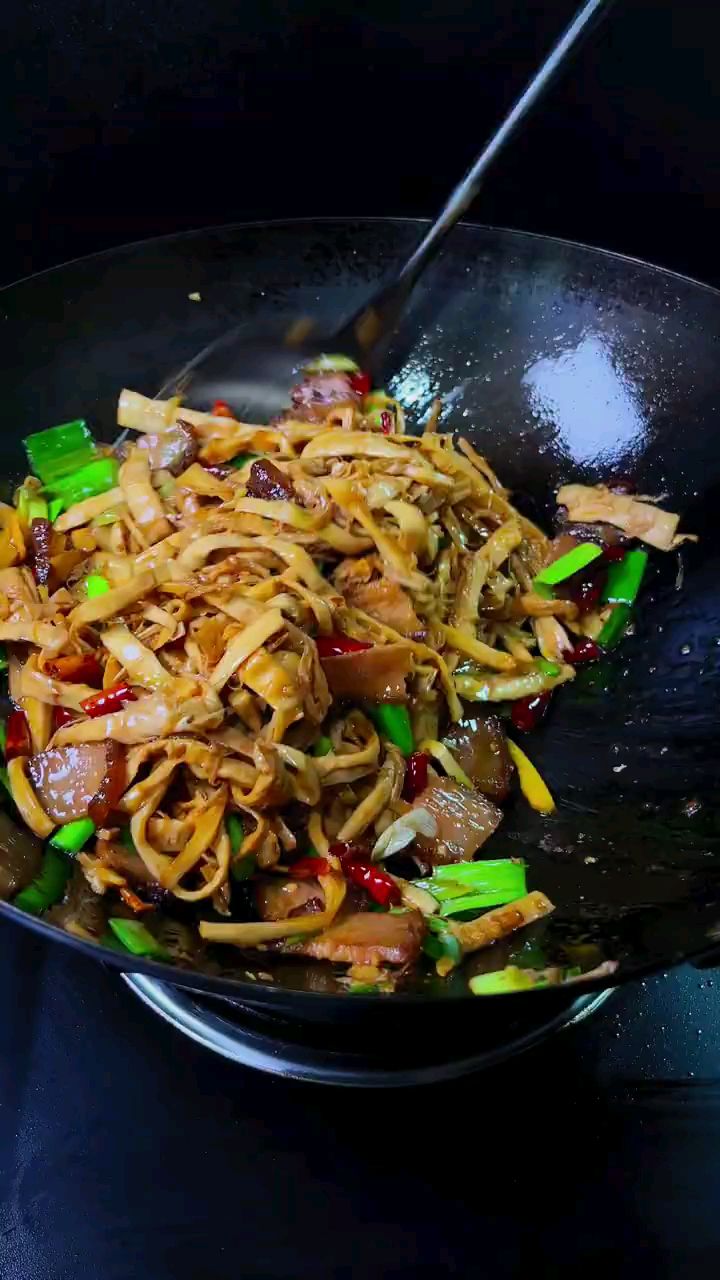分享美食腊肉炒笋干做法
