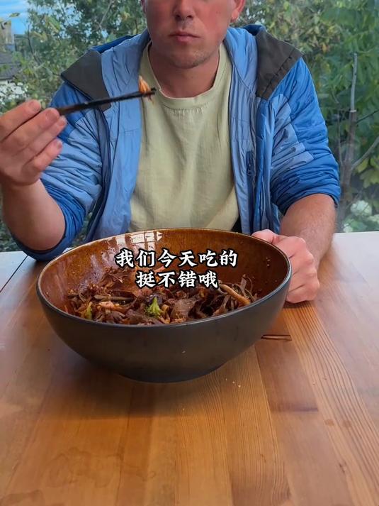 过冬前把温房的菜摘完,养几只鸡进去能下蛋还能吃我们的剩菜。