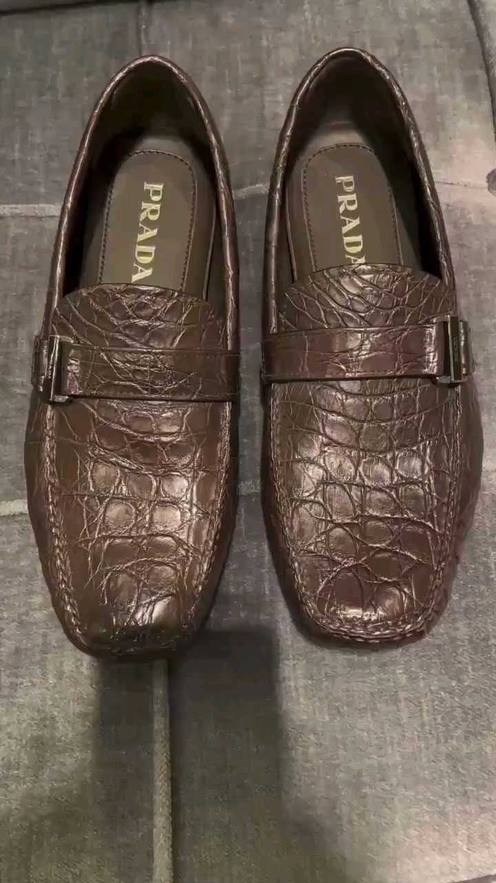 普拉达鳄鱼皮豆豆鞋,简约大方的设计真好看
