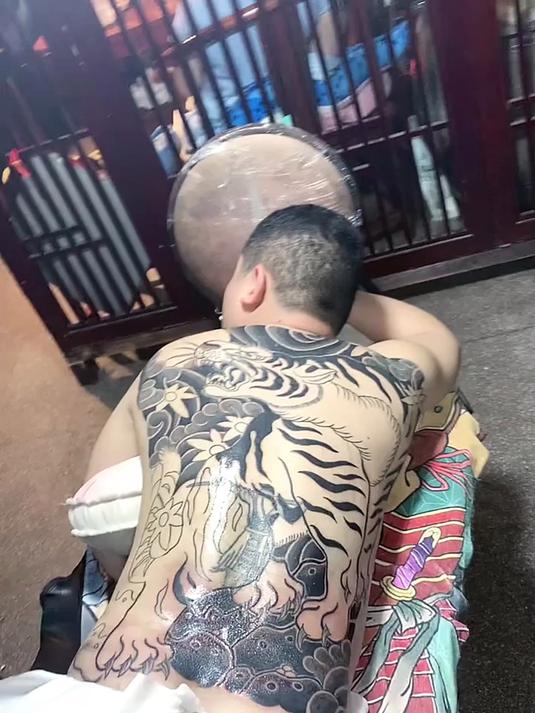 大哥满背老虎纹身,简直太霸气了