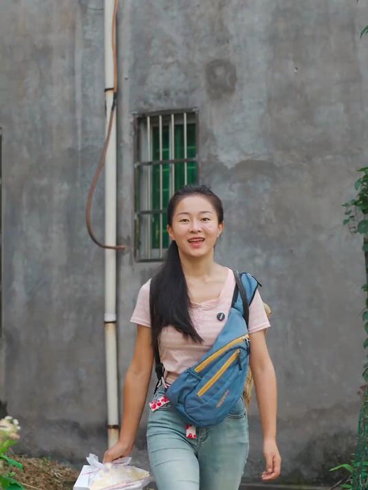 老妈生日给她买蛋糕做长寿面