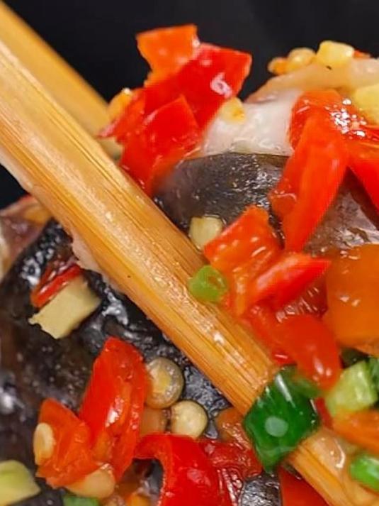 终于找到了！这才是你要的剁椒鱼头做法，步骤清晰详细，快来学吧