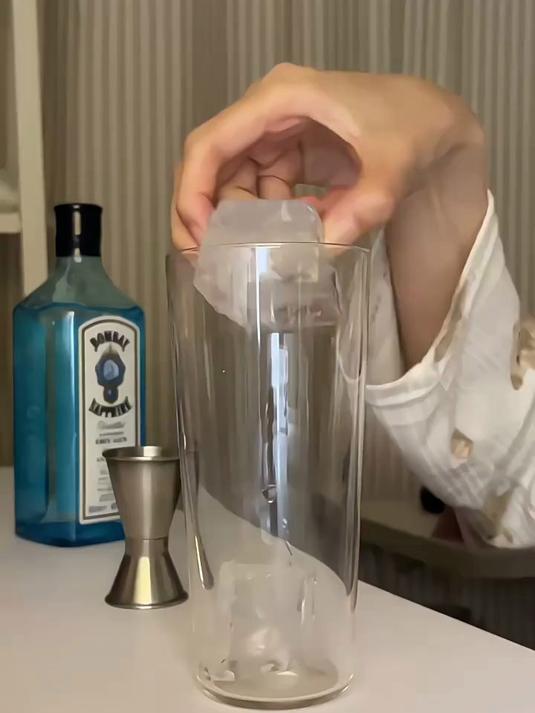 粉柠檬·金酒·无花果酒饮调制鸡尾酒