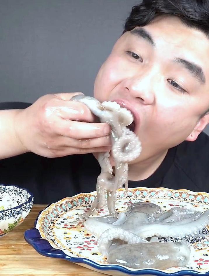 韩国人吃东西是有多生猛,直接生吃活章鱼,真是让人大开眼界啊