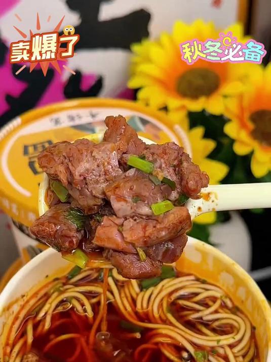 逛襄阳必嗦！热乎牛肉面浇骨汤，本地人每天早起就为这口