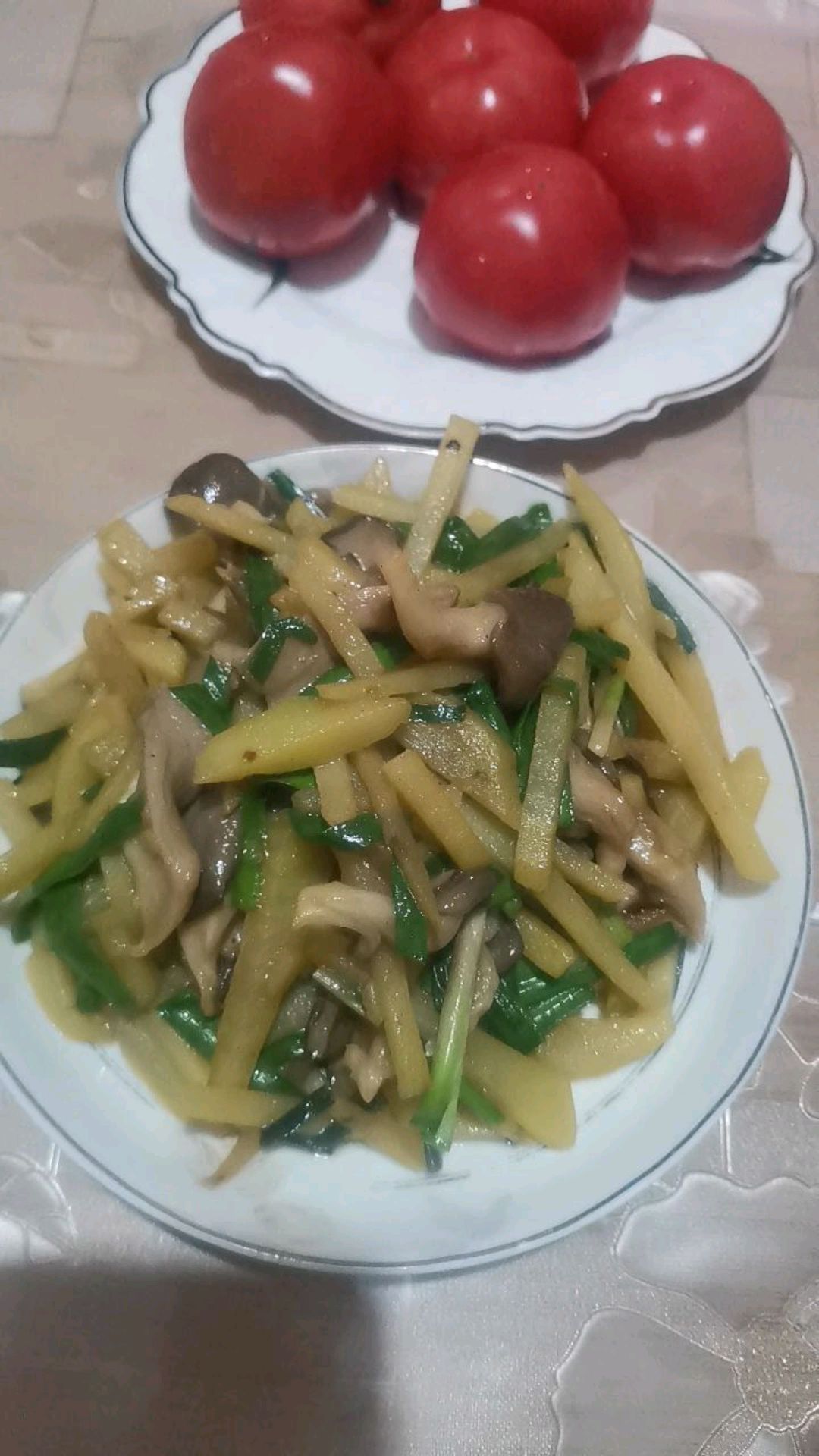 晚饭过于简单了吧,土豆蘑菇炒韭菜,还自创了皮蛋豆腐拌小葱,用的是卤水豆腐哈哈