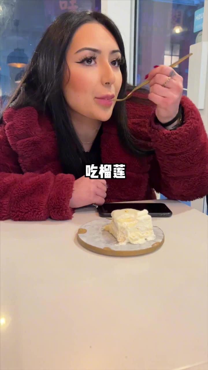 法国小妹第一次吃双皮奶,全程被惊讶到,牛奶还能做成这样