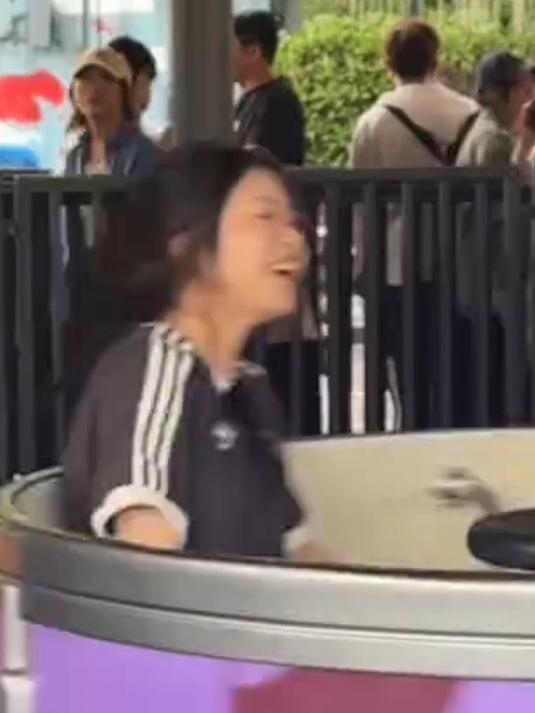 常州中华恐龙园情侣日常,他们这是要分高下么,网友:很快乐