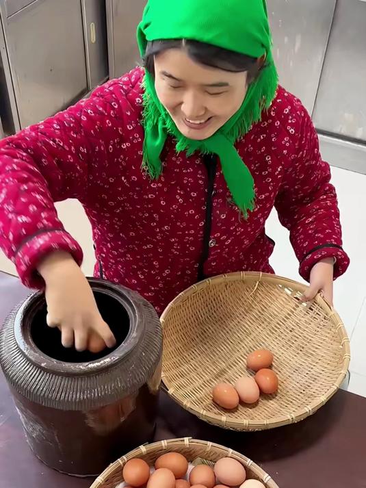 腌鸡蛋鸭蛋不要只放盐了!只要多加这一步,各个起沙冒油!