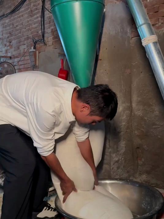 大豆压榨出油,豆饼打成豆面,高温处理后“人造肉”出炉!