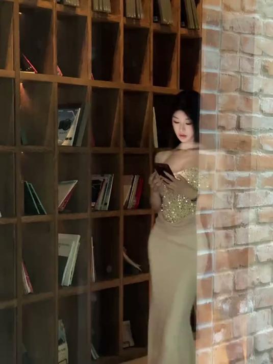 亮片礼服闪耀登场，优雅璀璨派对女王 #闪钻鱼尾礼服 #高级感鱼尾礼服 #礼服氛围感拉满