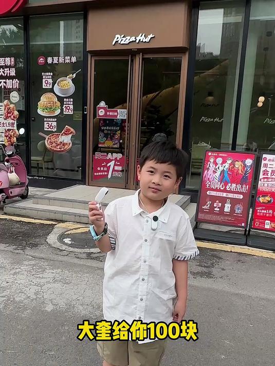 在7岁宝宝身上放一台相机,让他自己去吃披萨……