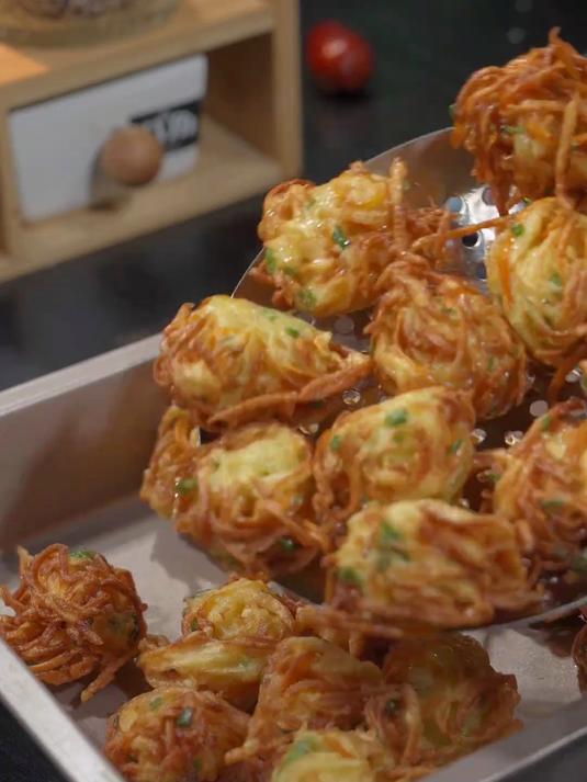 酥脆可口的炸土豆丝丸子