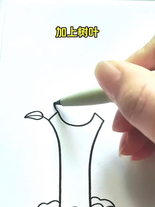 这样画春天的小树苗,简单又好看~ 快收藏起来教宝宝画吧 #春天主题画# #儿童简笔画#