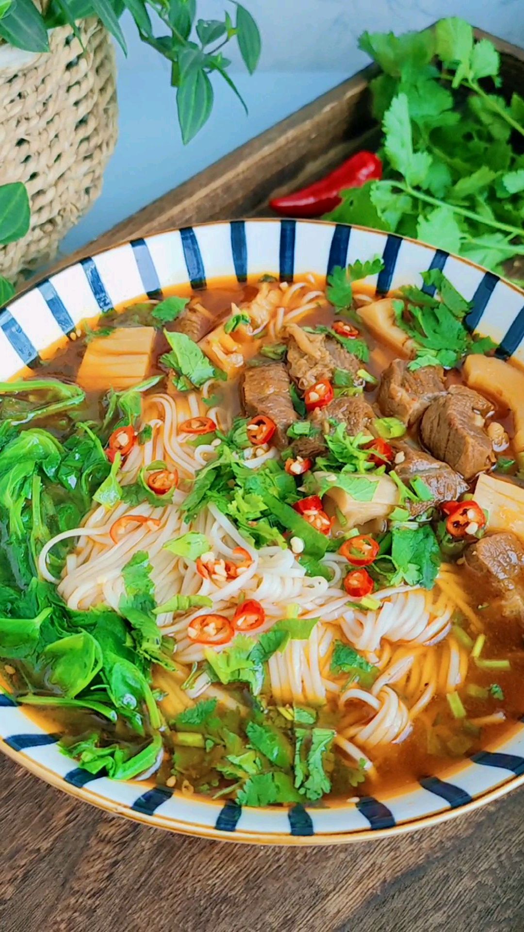 天冷了一碗麻辣牛肉面,一碗下肚浑身暖和