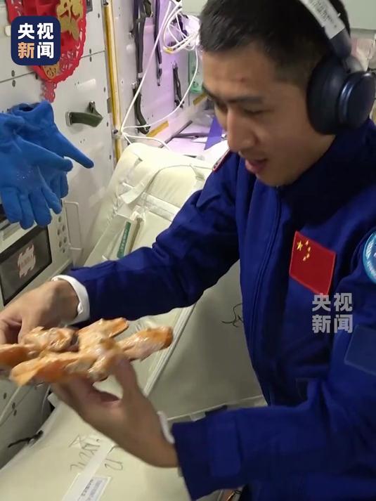 太空烧烤?安排!中国空间站收到太空烤箱,6名航天员满脸笑容地吃上了烤鸡翅、烤牛排