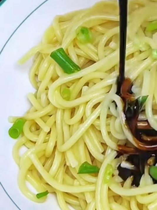 热干面办公室午餐，解馋又顶饱