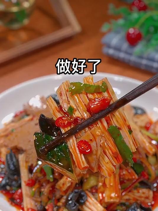 年夜饭的餐桌上做一道这样的凉拌菜，可比大鱼大肉好吃多了