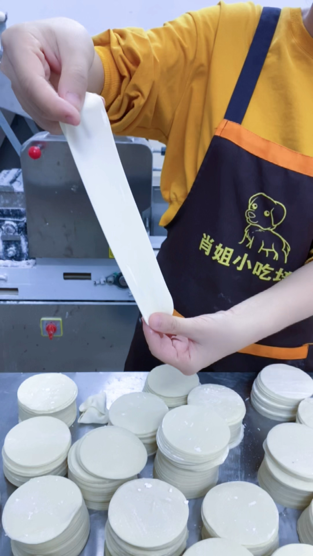只要掌握了配方和正确工艺,做出来的饺子皮就非常劲道又好包,想学我教你哦