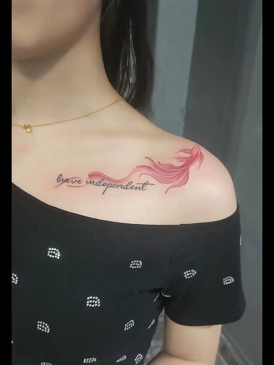 锁骨小金鱼刺青，有清新的感觉