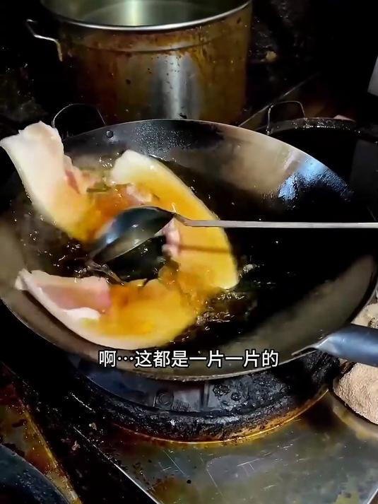 15元一片的回锅肉贵吗?看到这肉我沉默了:比我脸还大啊!
