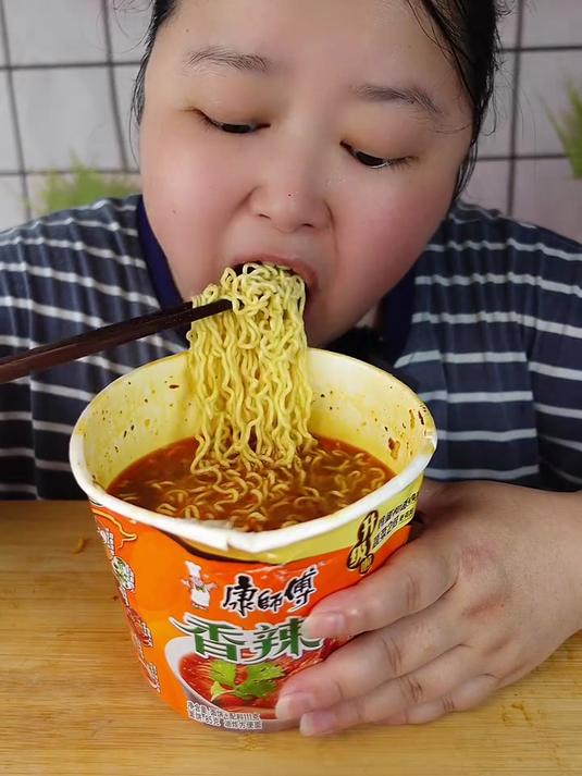 吃各种口味的泡面 太香了
