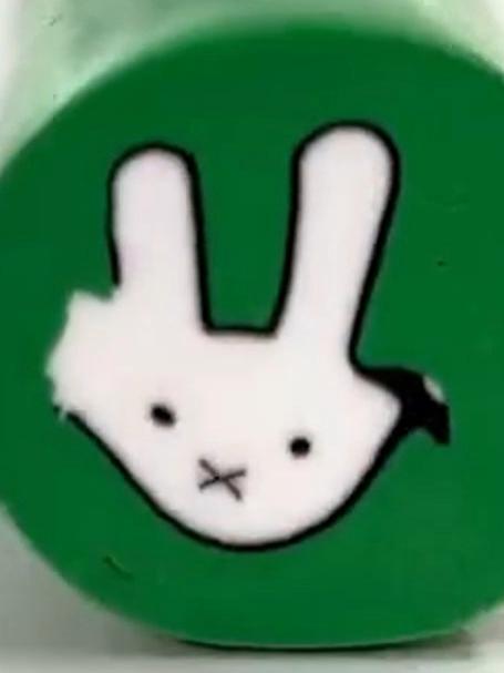 女子心灵手巧用橡皮泥做工,米菲兔在一刀一刀横切中逐渐周正,网友:前面的只能叫米肥了吧