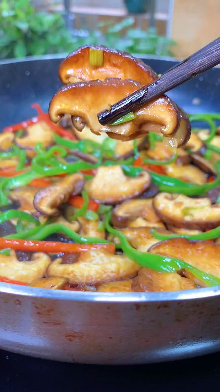 蔬菜中的牛肉炒香菇