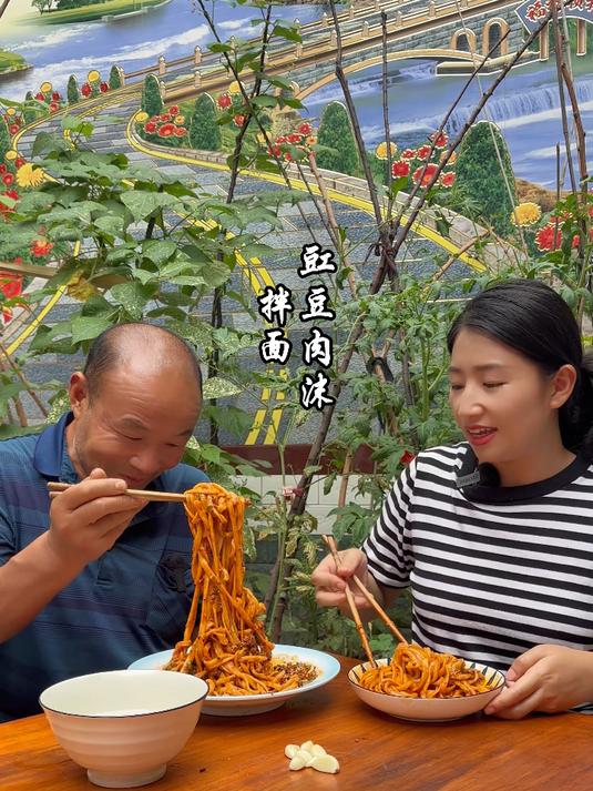 夏天有吃不完的豇豆，今天用它做一碗香辣劲道的豇豆肉沫拌面