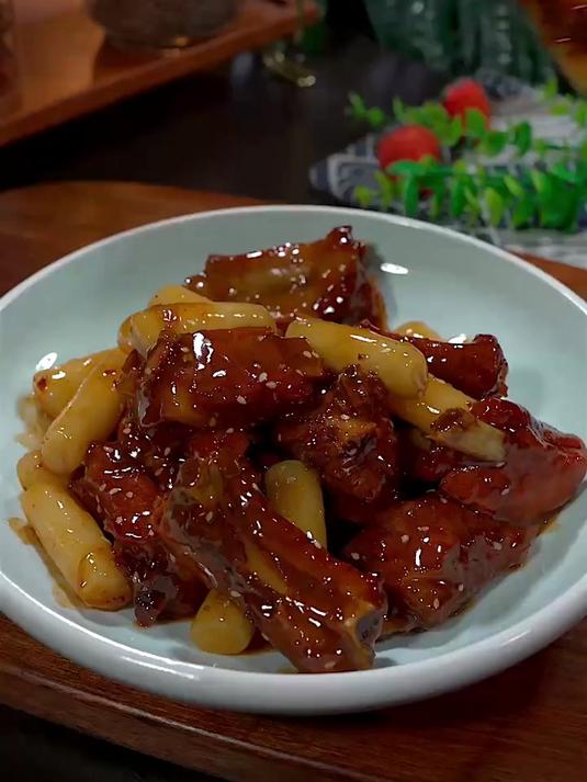 我是真没想到,这个糖醋排骨烧年糕这么好吃,排骨酸甜可口