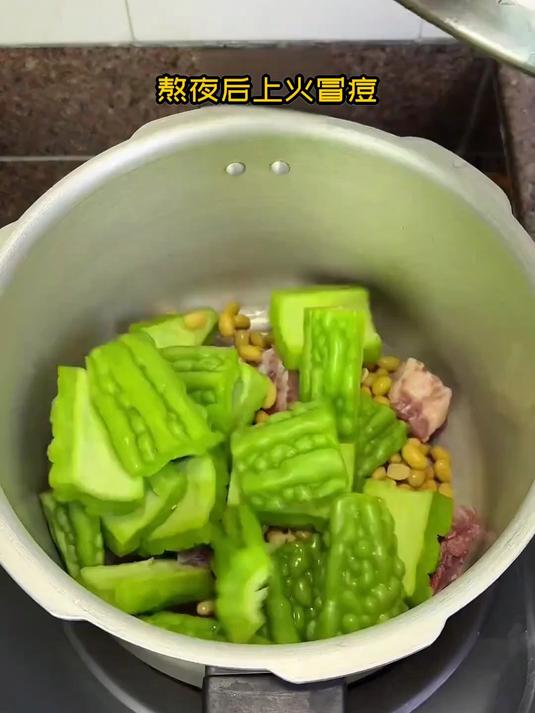 安神苦瓜黄豆排骨汤，舒缓烦躁助眠更香