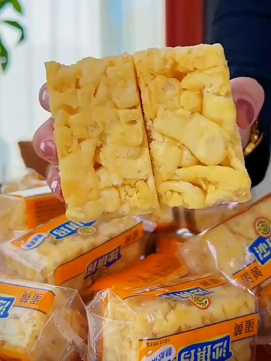 这个徐福记蛋黄味沙琪玛真的太好了,吃起来软糯香甜
