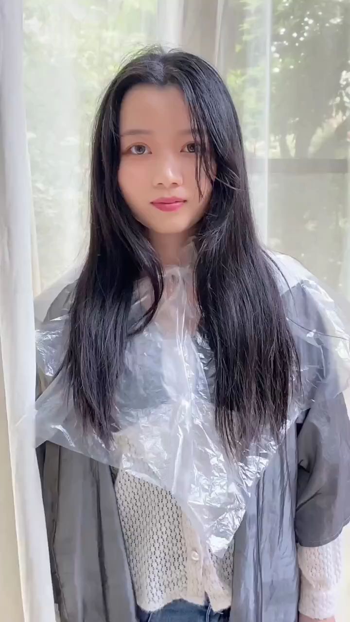 一款女士长发发型,流行网红卷发。